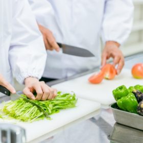 調理補助の仕事に向いている人とは？社員食堂で調理のお仕事をするには？