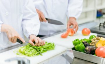 調理補助の仕事に向いている人とは？社員食堂で調理のお仕事をするには？